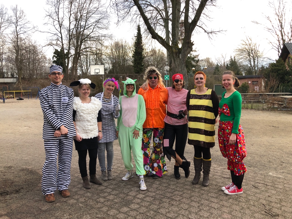 Lehrer in Faschings-Kostümen