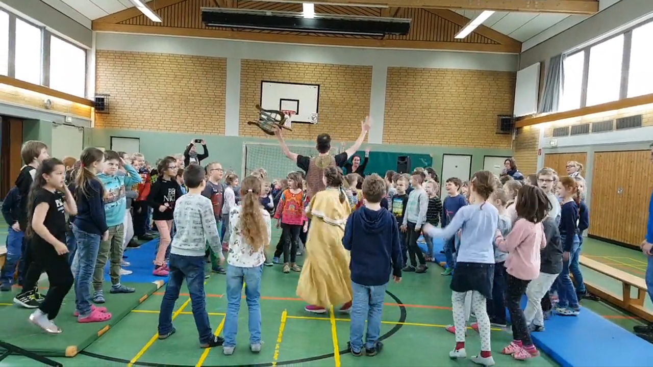 Singende und Tanzende Kinder ei der Mitmachoper Papageno