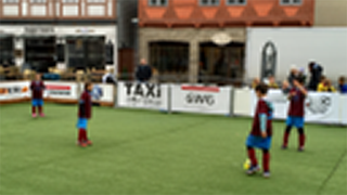 Fußballspielende Kinder