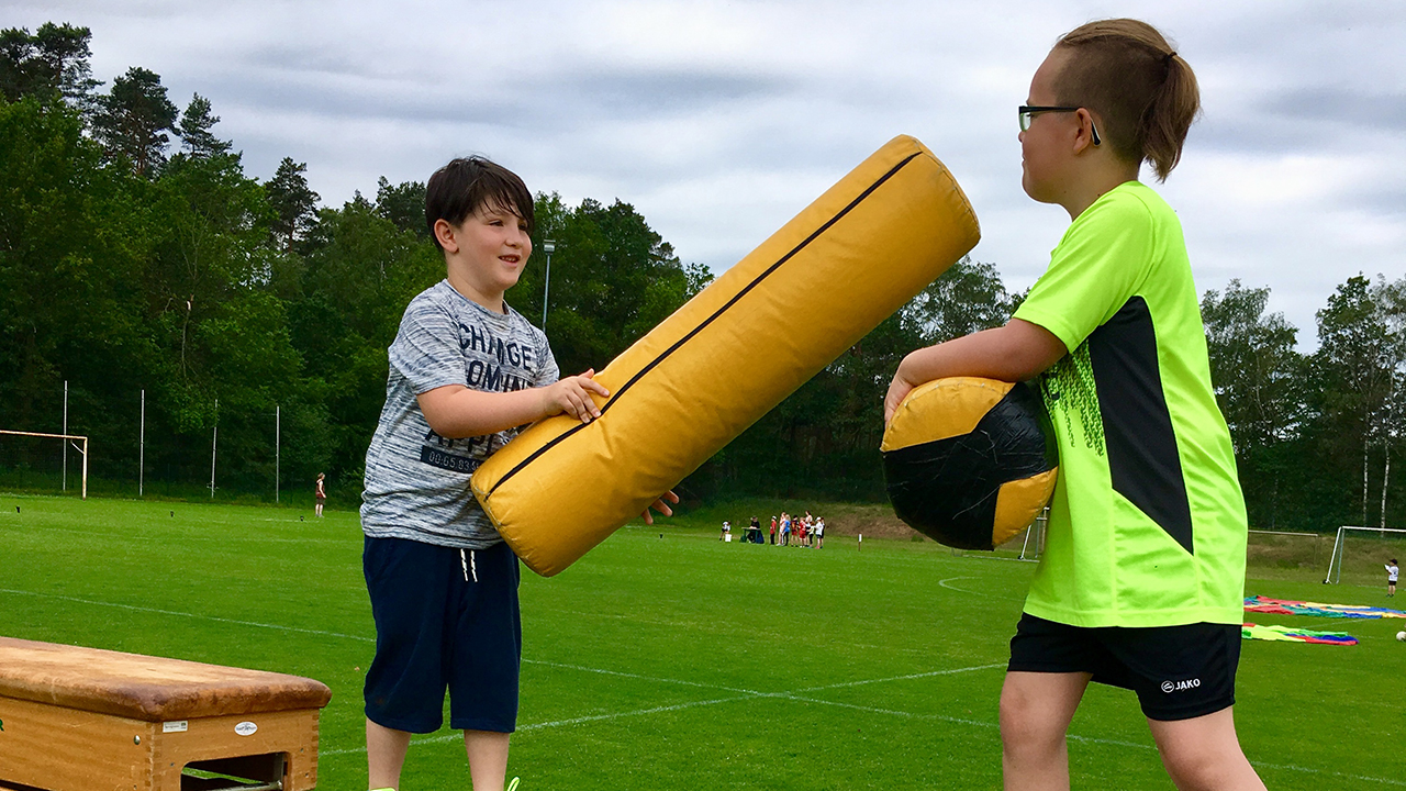 spielende Kinder auf einem Geschicklichkeitsparcours