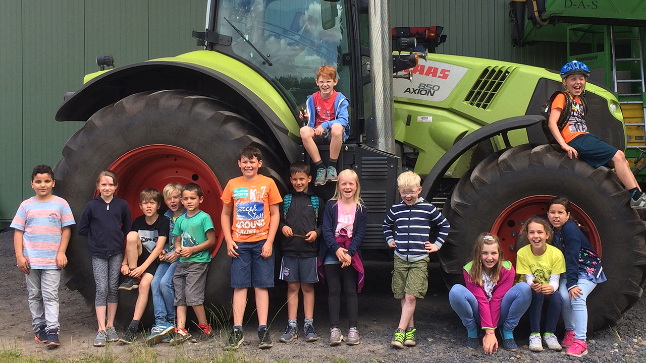 Gruppenfoto der 3a vor riesigem Trekker