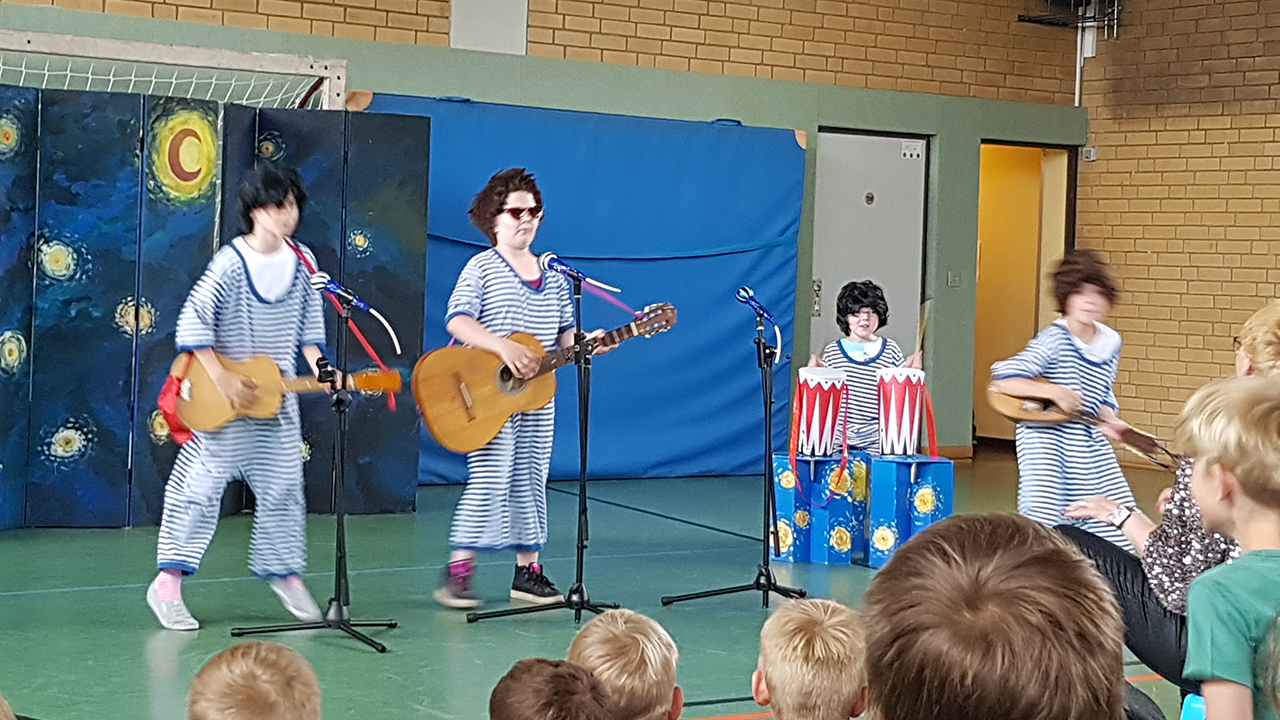 Kinder bei Ihrer Darbietung mit verschiedenen Instrumenten