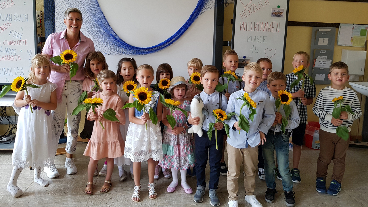 Gruppenfoto Erstklässer mit Sonnenblumen