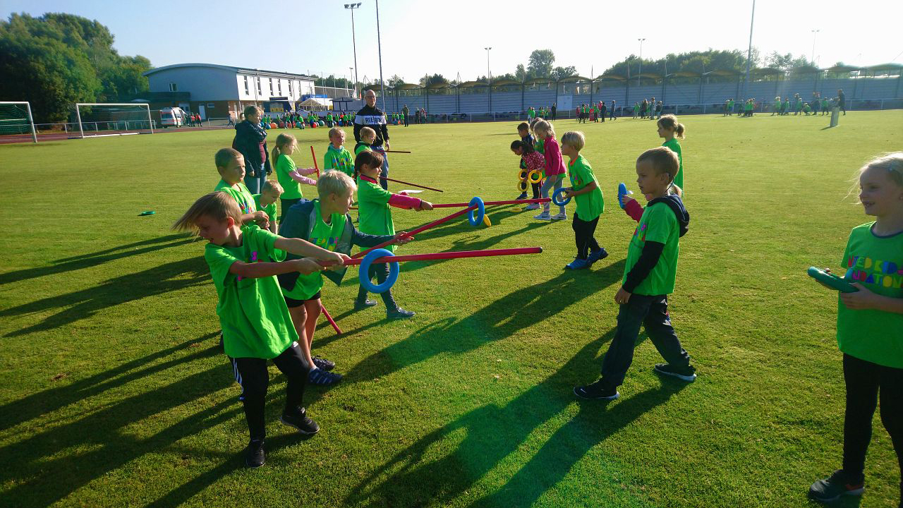 Kinder bei den sportlichen Spielen