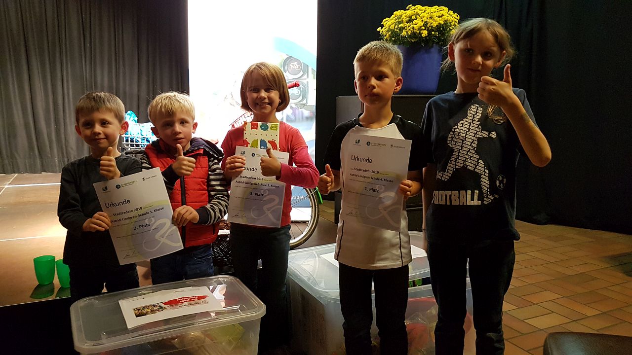 Kinder präsentieren stolz ihre Urkunden