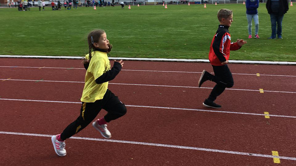 Kinder beim Zieleinlauf