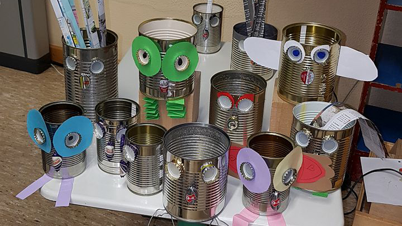 Zu lustigen Figuren recyclete Blechdosen