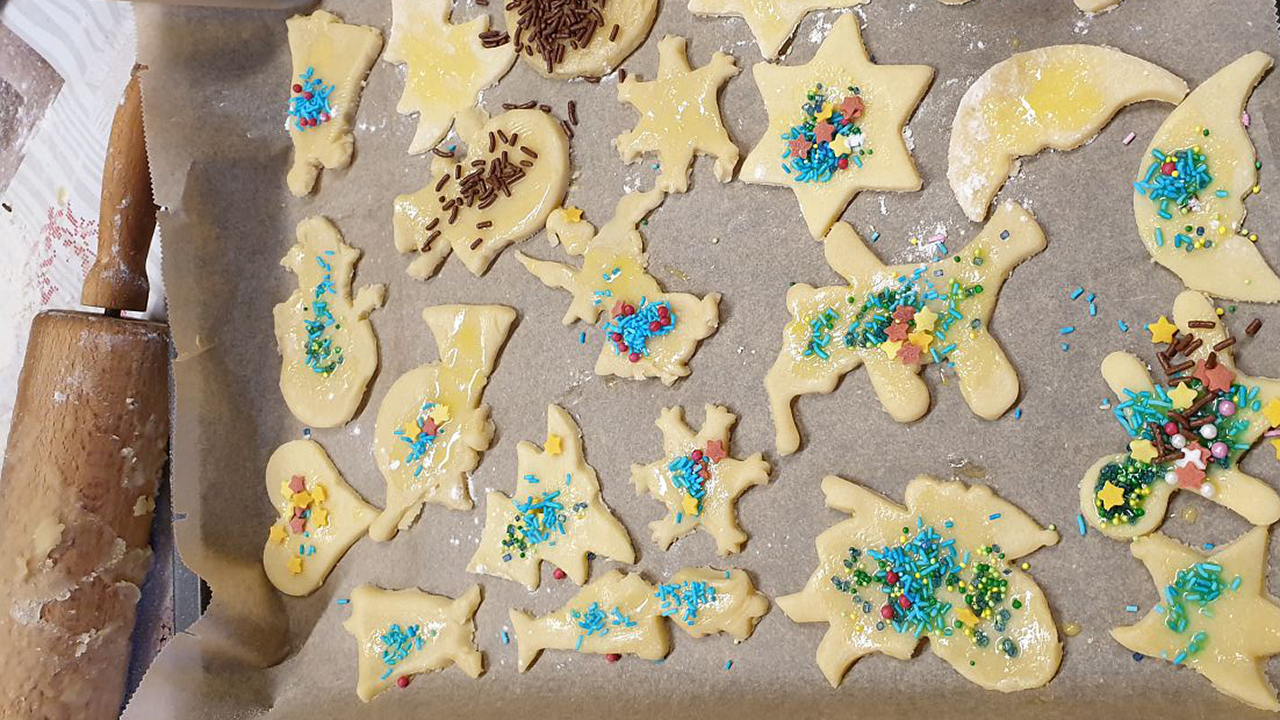 Blech voller leckerer, bunter Kekse bereit für den Backofen