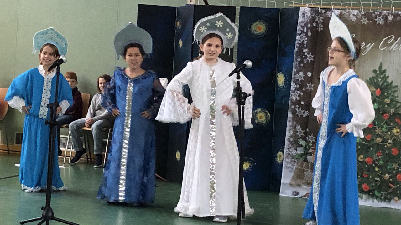 Kinder in Kostümen bei der Probe für die Weihnachtsshow