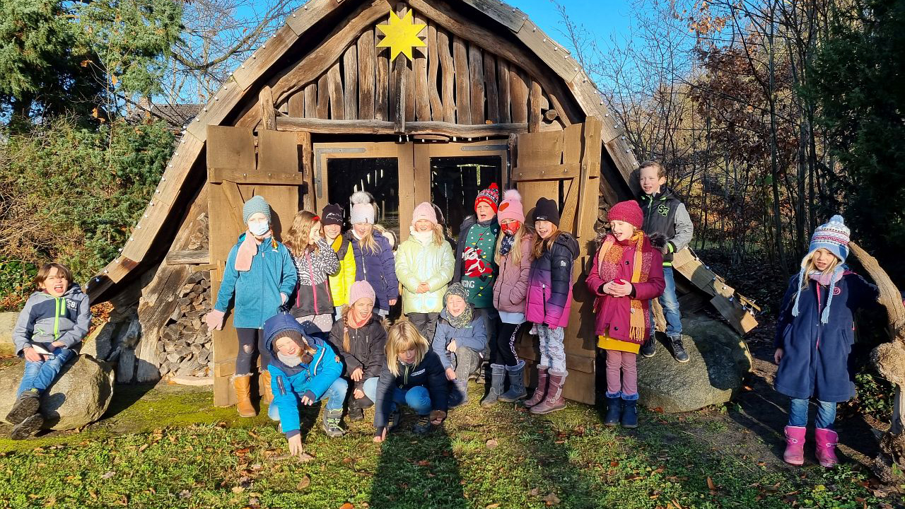 Gruppenfoto Kinder vor der Weihnachtskrippe