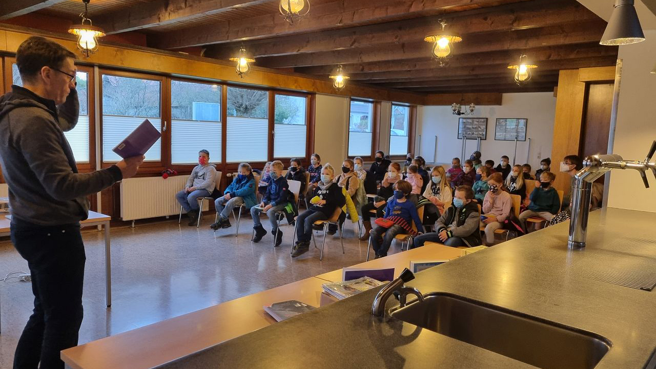 Peter Futterschneider liest vor