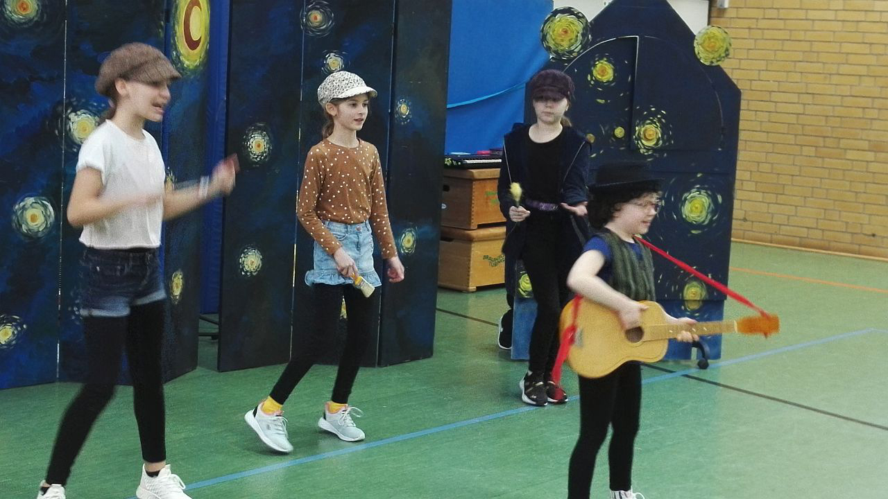 Darbietung der Show-AG-Gruppe mit Tanz und Gesang