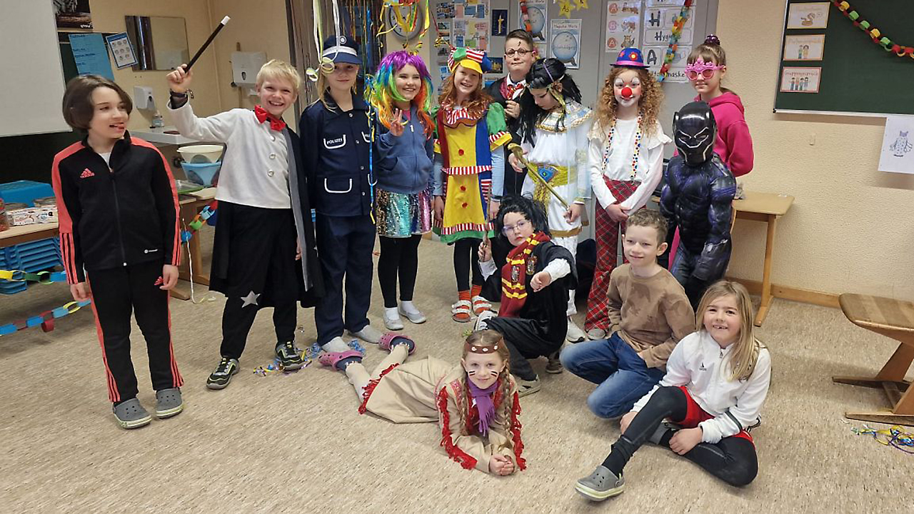 Gruppenfoto einer kostümierten Schulklasse