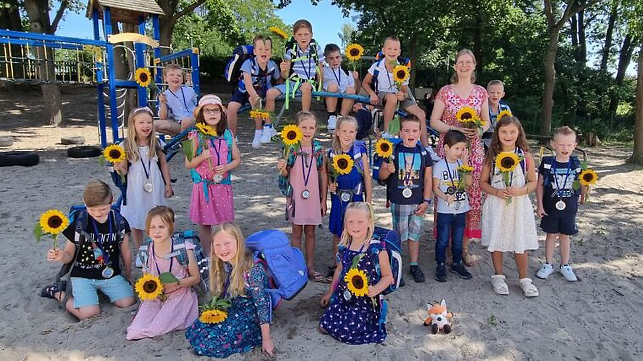 Gruppenfoto Erstklässler mit Sonnenblumen